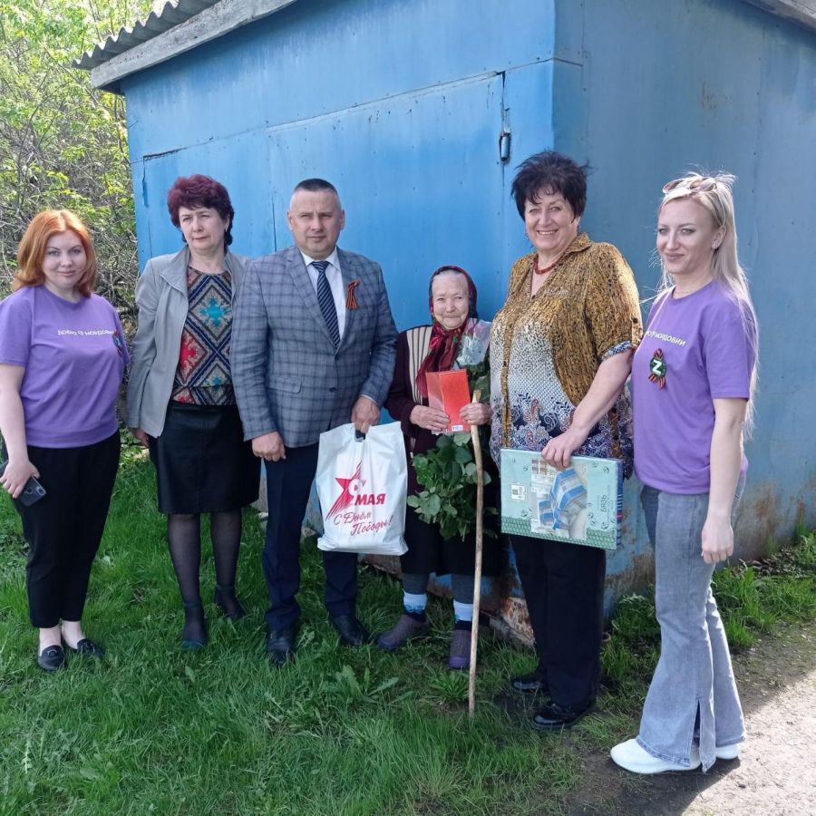 Сегодня глава Кадошкинского муниципального района - секретарь Кадошкинского МО ВПП &quot;Единая Россия&quot; А. В. Чаткин посетил жительниц поселка Кадошкино, вдов участников ВОВ Пирожкову Анну Степановну и Заренкову Пелагею Семеновну.