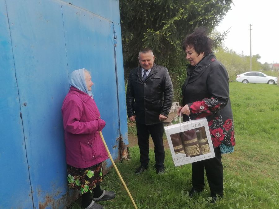 В преддверии великого праздника 79-й годовщины Победы ВОВ,  Глава Кадошкинского района  Чаткин А. В. и председатель Кадошкинского районного  Совета ветеранов Рожнова Л.В., посетили жительницу поселка Кадошкино.