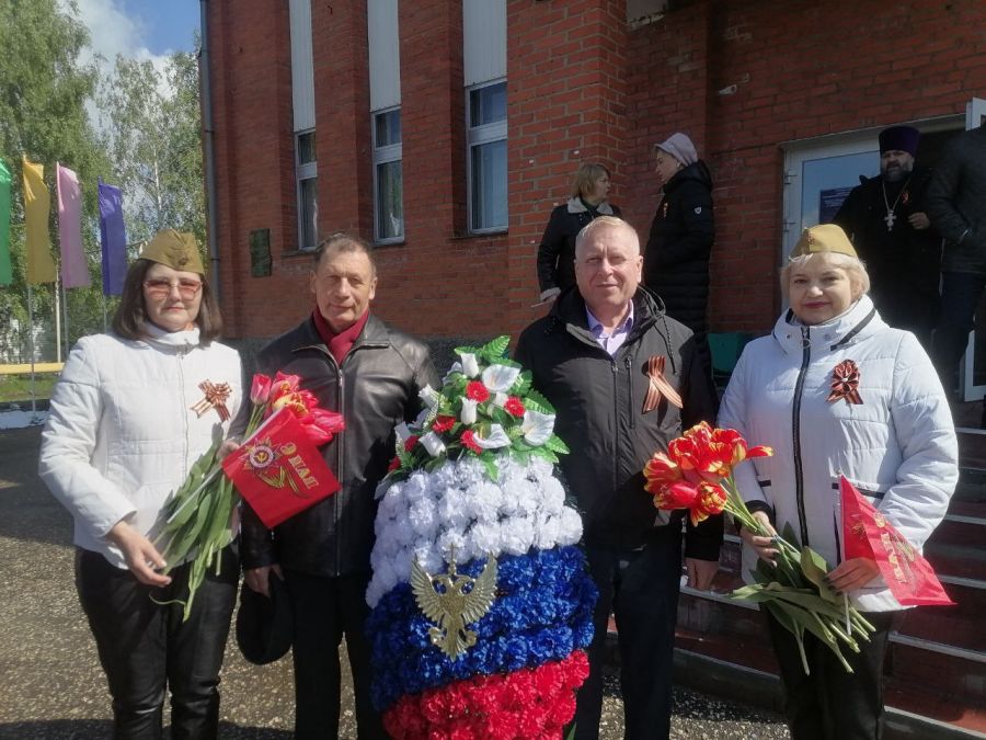 Сегодня в День Победы ВОВ у Памятника  воинам, погибшим в годы Великой Отечественной войны 1941-1945 гг. рп. Кадошкино, состоялся митинг и возложение цветов.