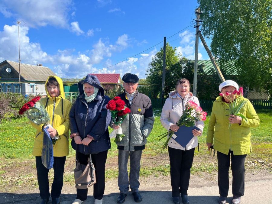 Во всех сельских поселениях района жители почтили минутой молчания погибших защитников Родины, мирных жителей, возложили цветы к обелискам.